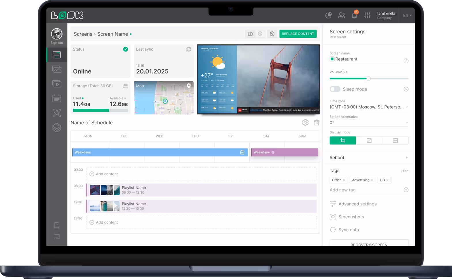 Tela de laptop exibindo um painel de gerenciamento de sinalização digital com controles de agenda, uso de armazenamento, previsão do tempo, mapa e configurações de tela para uma tela de restaurante.