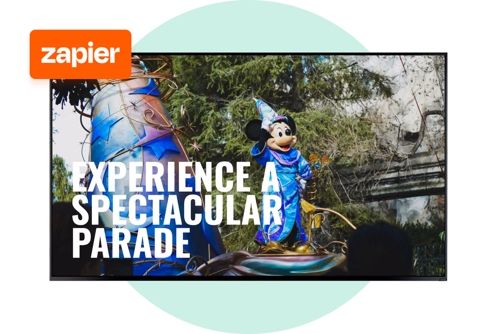 Экран Experience a Spectacular Parade с персонажем в костюме на платформе парада и значком интеграции Zapier